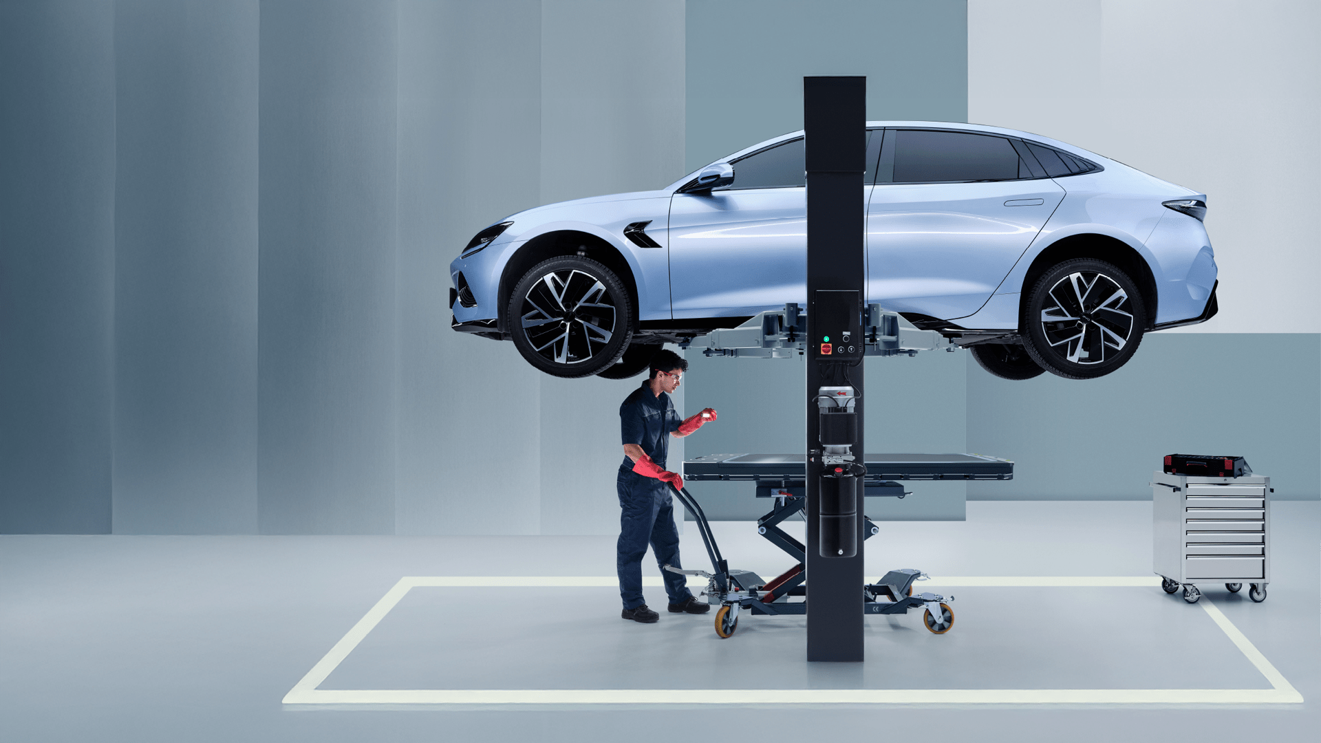 Mécanicien travaillant sur une voiture BYD