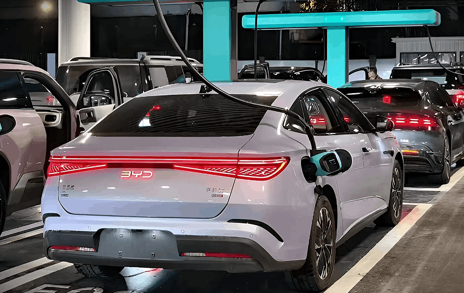 Véhicule BYD sur borne de recharge Flash Charging