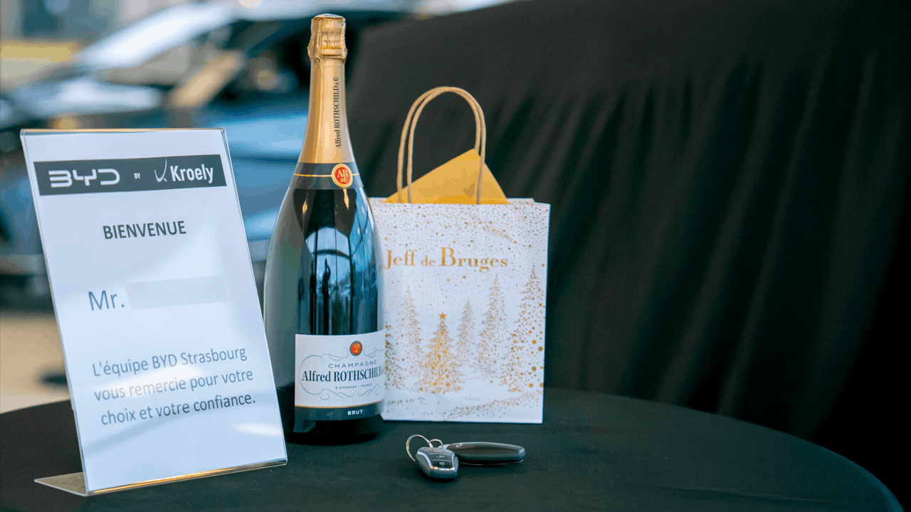 Bouteille de champagne et clefs de la Dolphin Surf