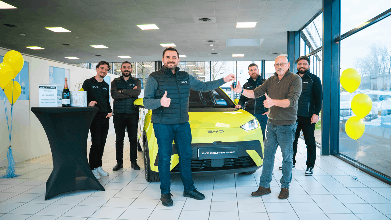 remise des clefs d'une BYD Dolphin Surf