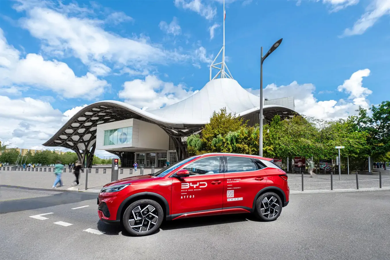 BYD ATTO 3 rouge devant le centre pompidou de metz